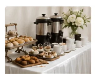 Mesa de coffee break con café y bocadillos